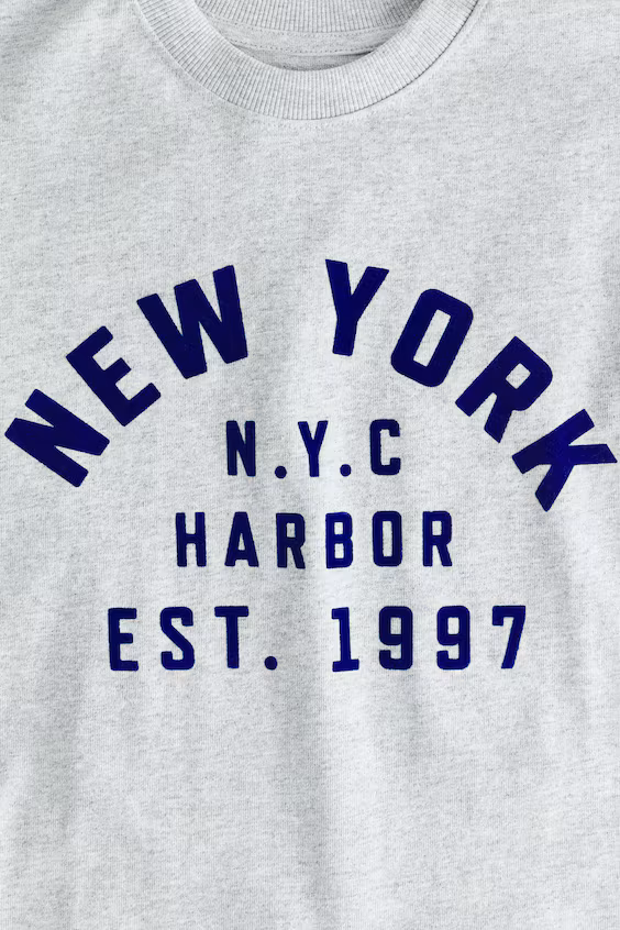 Футболка с аппликациями