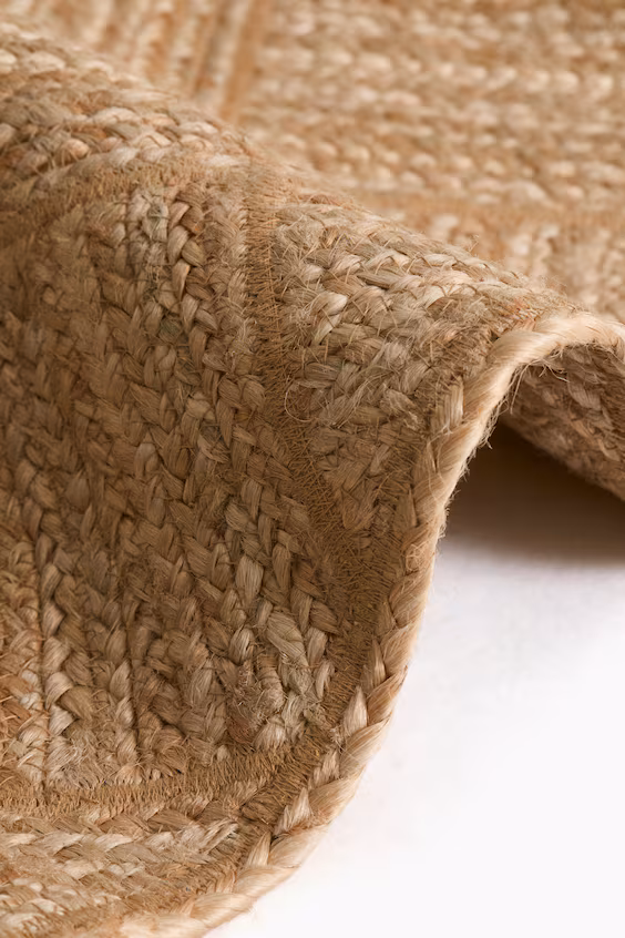 Плетеный коврик из джута