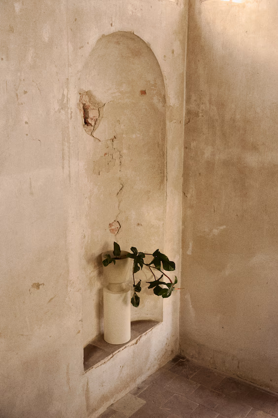 Большая металлическая ваза