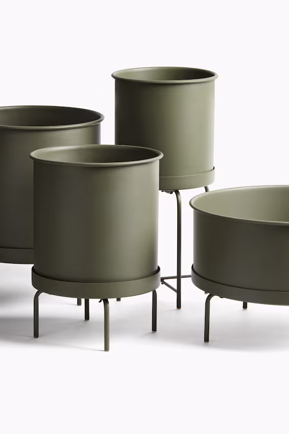 Ваза из металла с подставкой