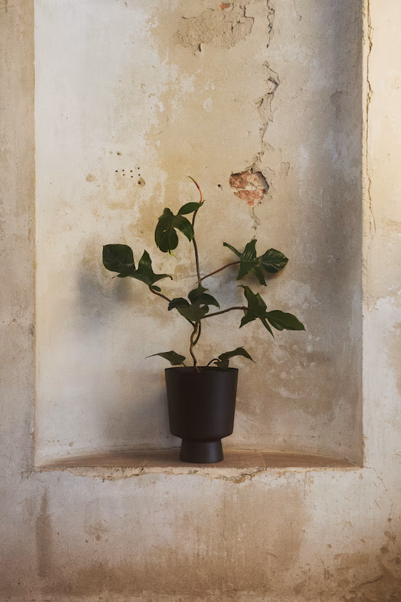 Большая металлическая ваза