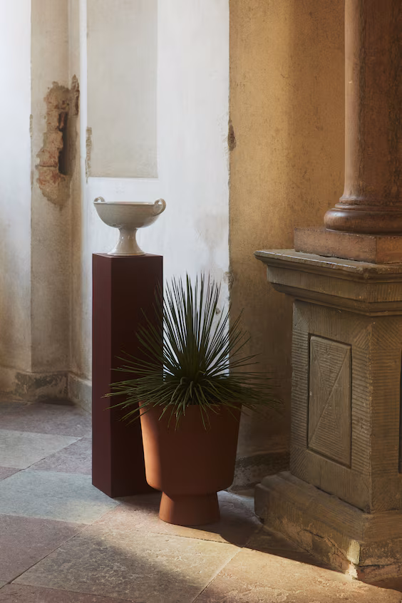 Большая металлическая ваза