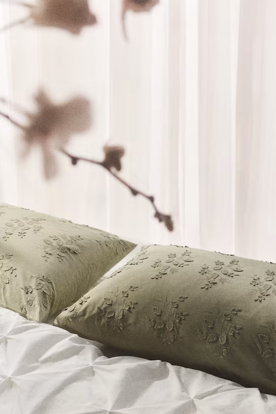 Наволочка из хлопка с вышивкой