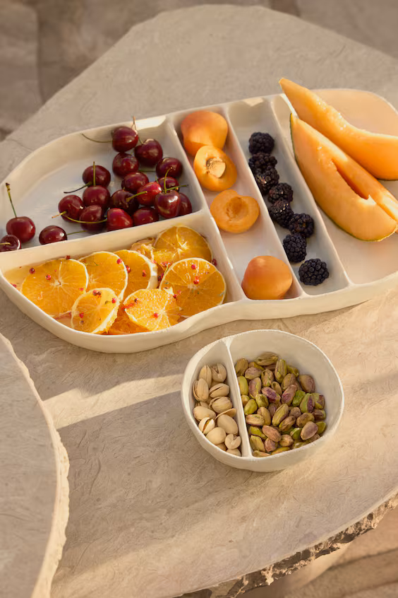 Большая тарелка необычной формы из фарфора