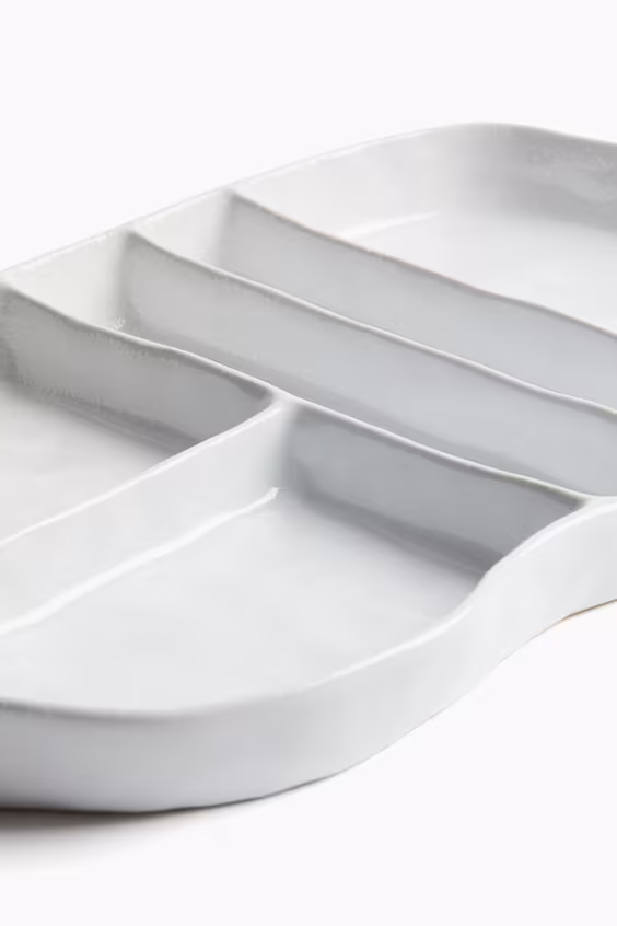 Большая тарелка необычной формы из фарфора