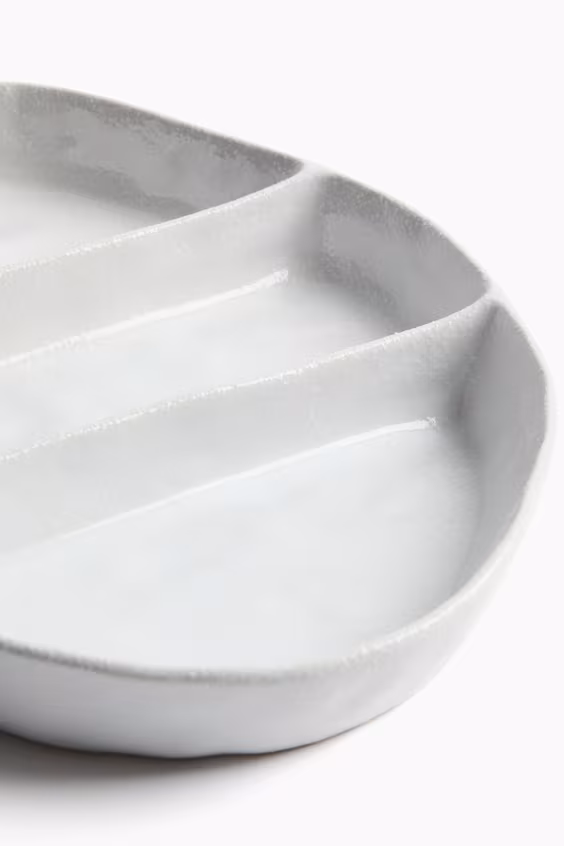 Тарелка необычной формы из фарфора