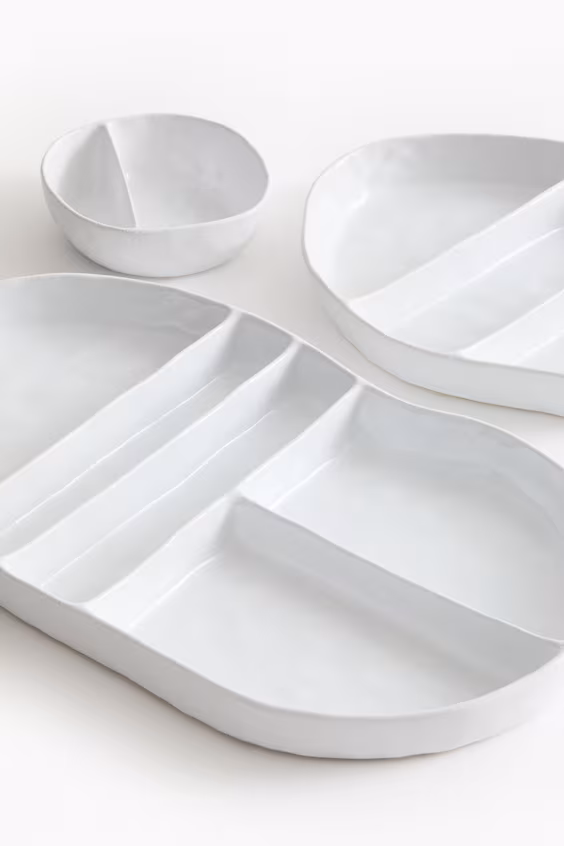 Тарелка необычной формы из фарфора