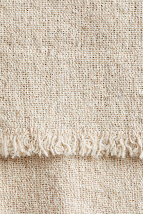 Беговой столик из смесового льна с бахромой