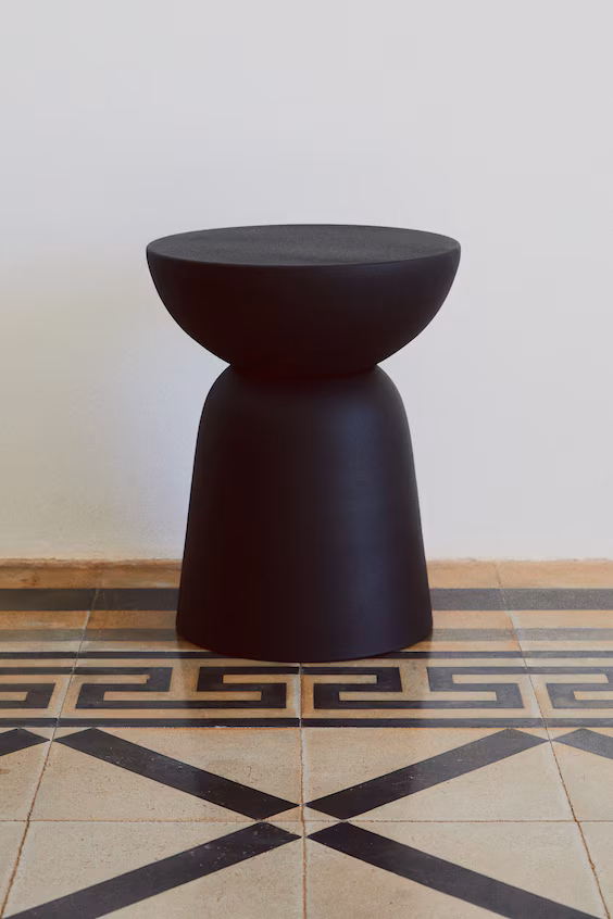 Наружный металлический столик для подставки