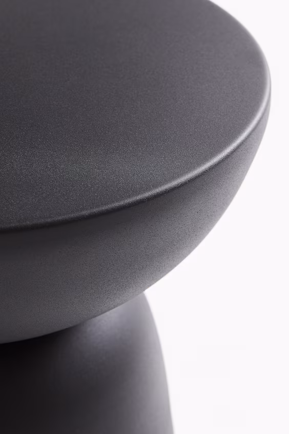 Наружный металлический столик для подставки