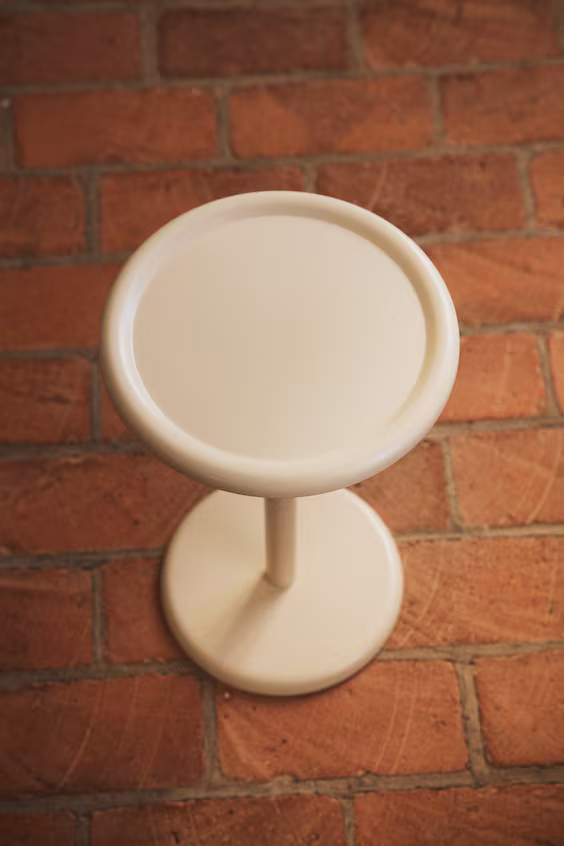 Металлический столик для подставки