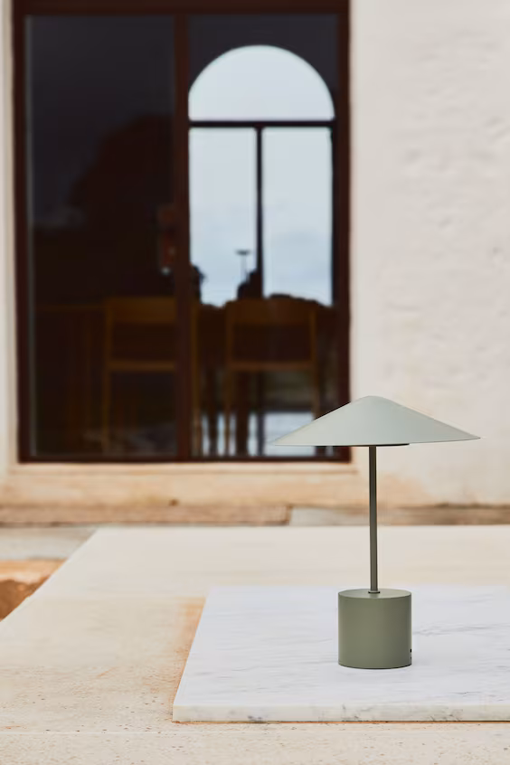 Подзаряжаемый настольный светильник