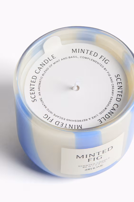 Ароматизированная свеча в стеклянной подставке