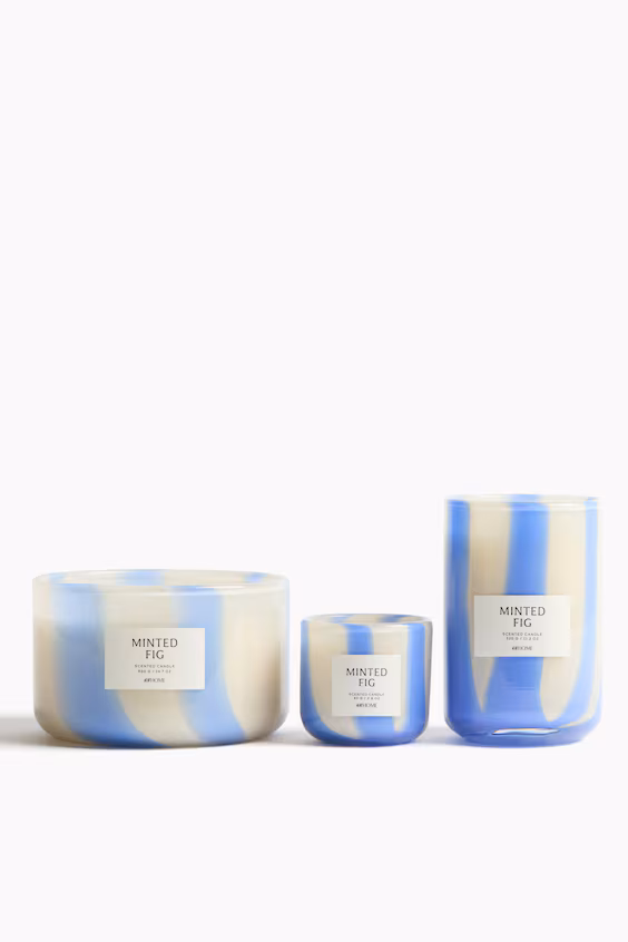 Ароматизированная свеча в стеклянной подставке