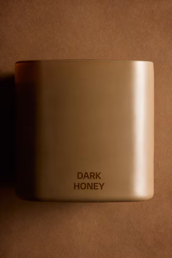 Большая ароматическая свеча в стеклянной подставке