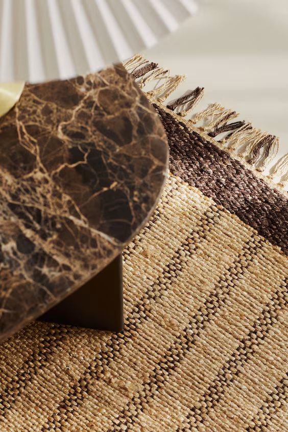 Небольшой ковер из джута с бахромой