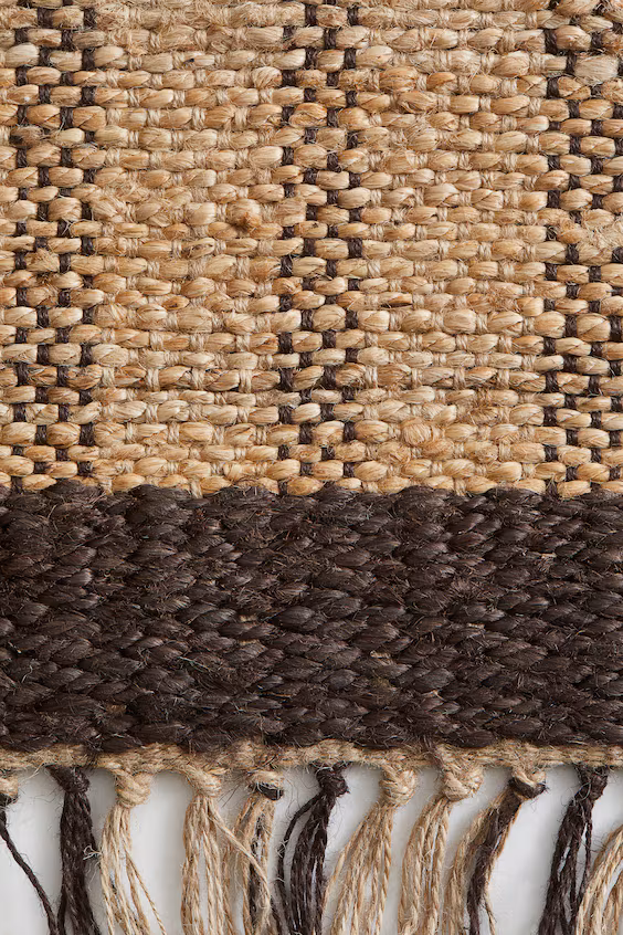 Небольшой ковер из джута с бахромой