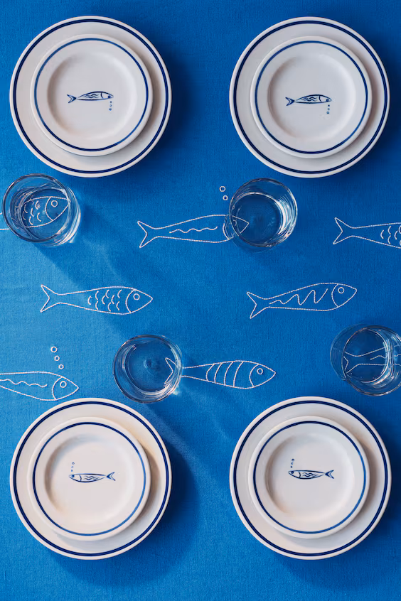 Скатерть из смесовой льняной ткани с вышивкой