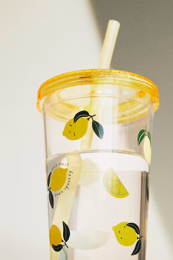 Пластиковый кружка с узором и трубочкой