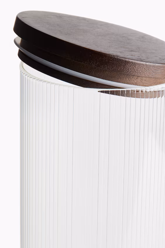 Высокий стеклянный флакон с полосатым эффектом