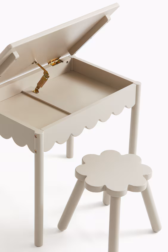 Стол и детский стул с волновым краем