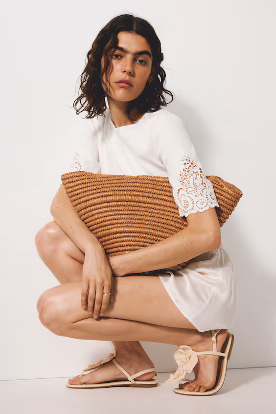 Свитер в рубчик с вставками кружева