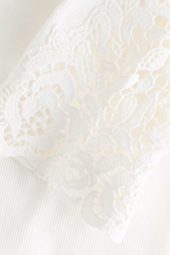 Свитер в рубчик с вставками кружева