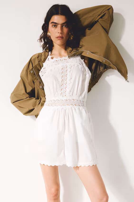 Комбинезон короткий из хлопка с кружевными деталями