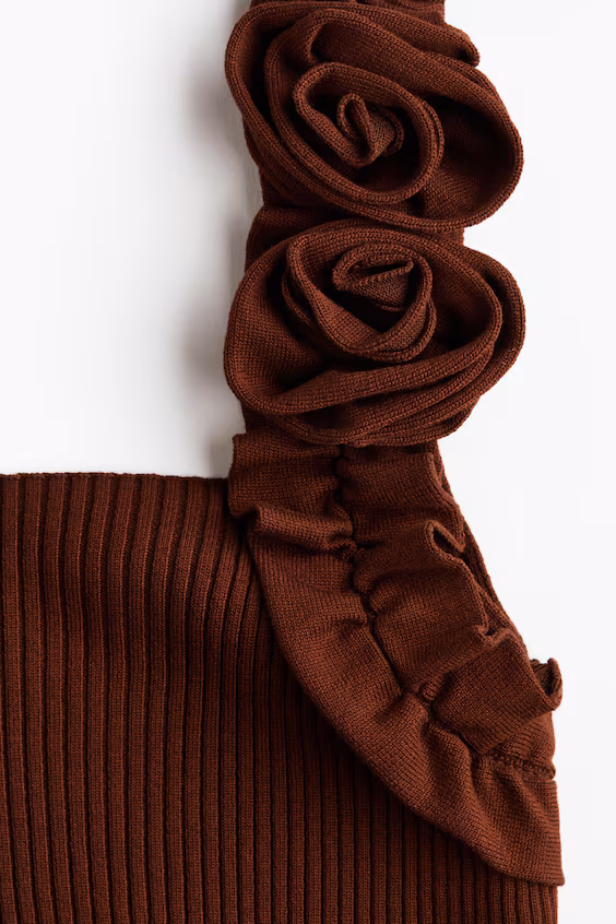 Топ из рельефного трикотажа с аппликацией роз