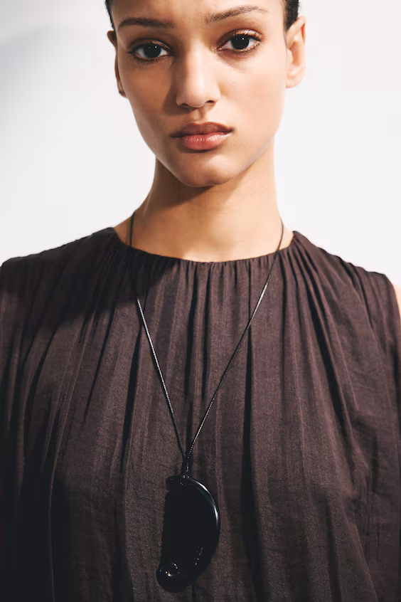 Платье с эффектом складок и пышной юбкой