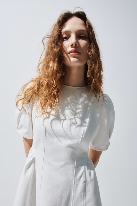 Джинсовое платье с расклешенной юбкой