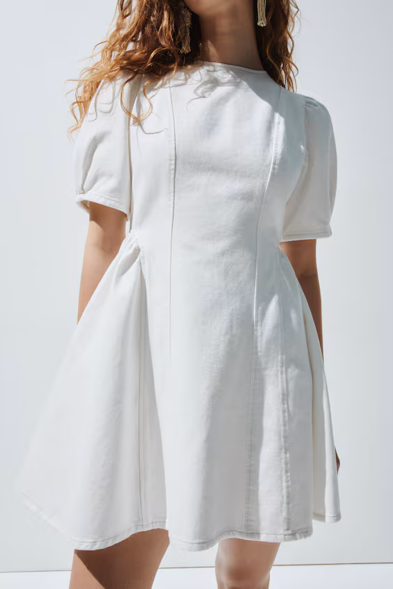 Джинсовое платье с расклешенной юбкой