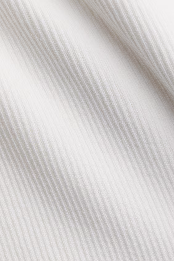 Рубчиковое платье с обнаженными плечами