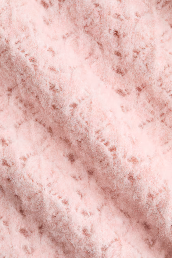 Свитер с открытыми плечами из тонкой вязаной ткани