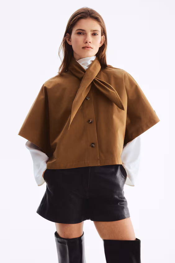 Плащ в стиле тренч с деталями платка