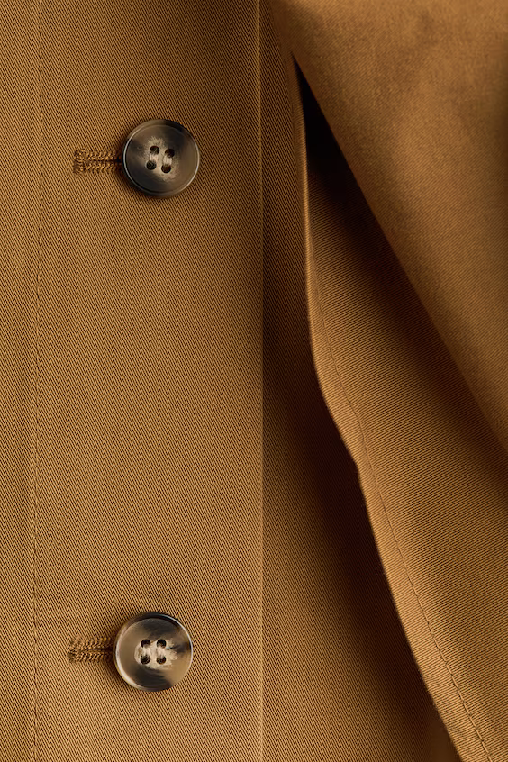 Плащ в стиле тренч с деталями платка