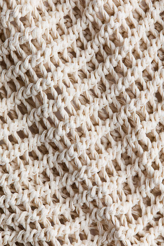 Топ с кружевной отделкой и кисточками