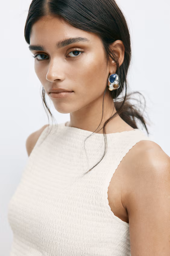 Топ с рюшами и вырезом лодочкой