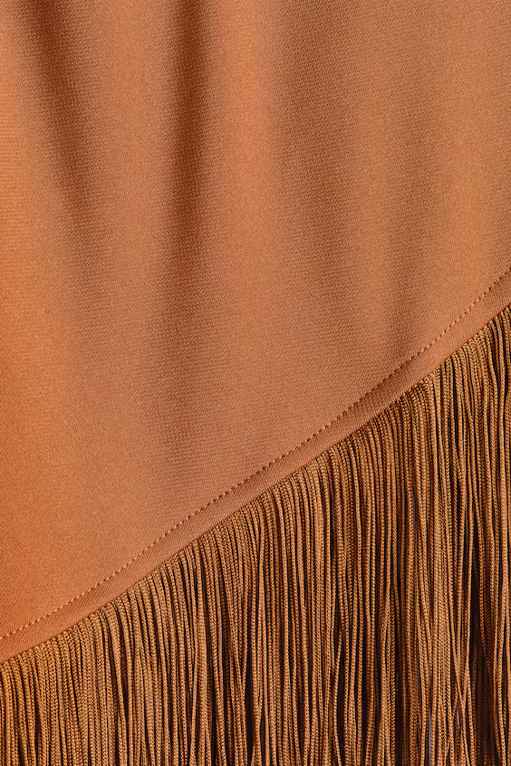 Топ с открытым плечом и бахромой