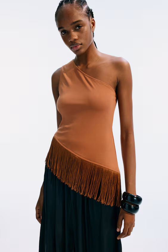 Топ с открытым плечом и бахромой