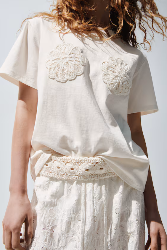 Футболка с аппликациями