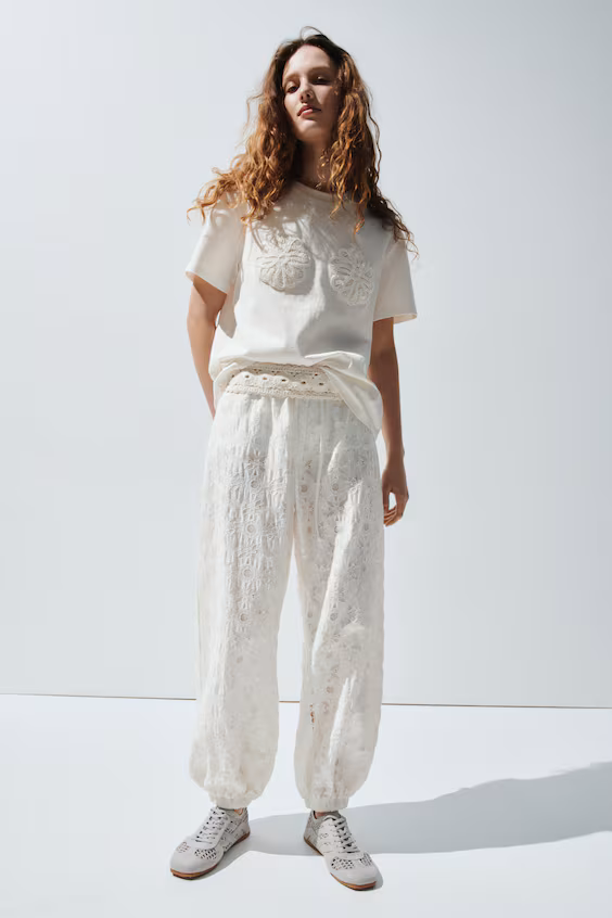 Футболка с аппликациями