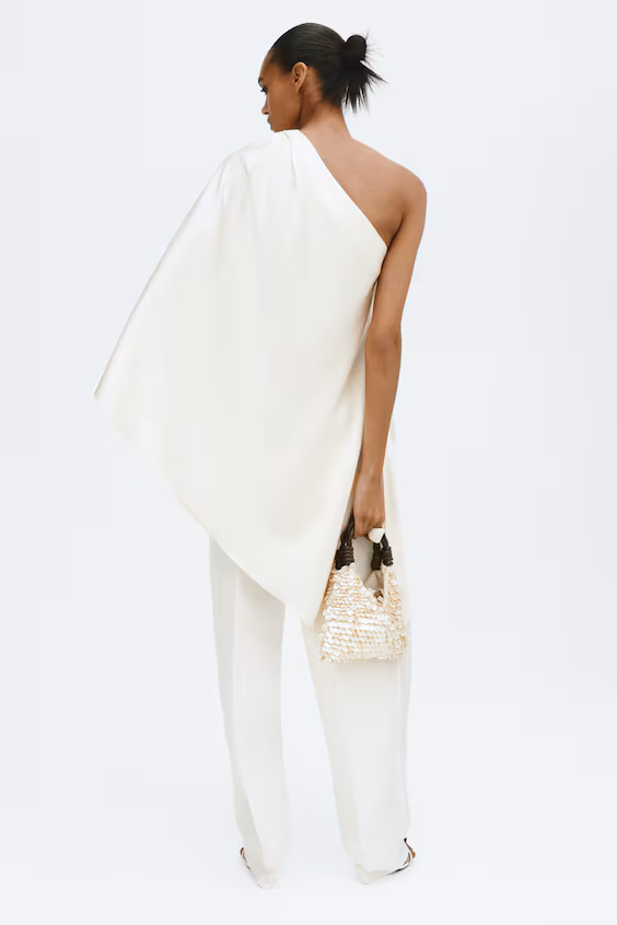 Топ из атласа с открытым плечом