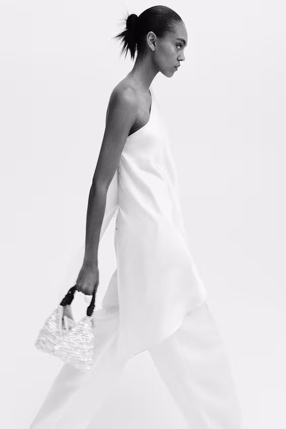 Топ из атласа с открытым плечом