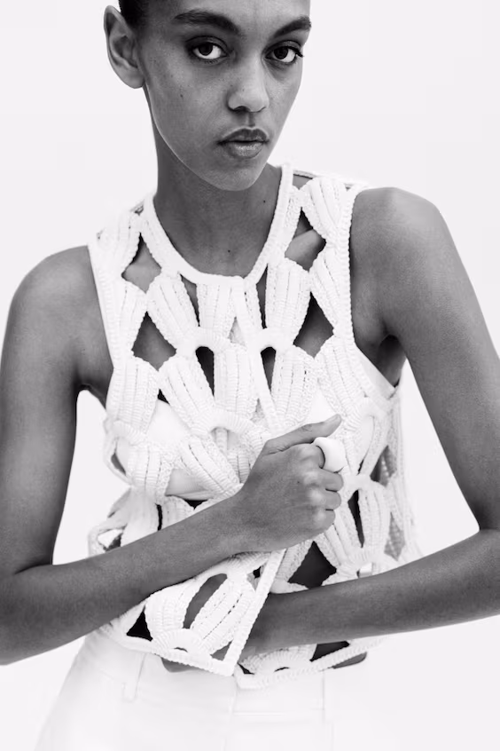 Жилет с кружевным узором