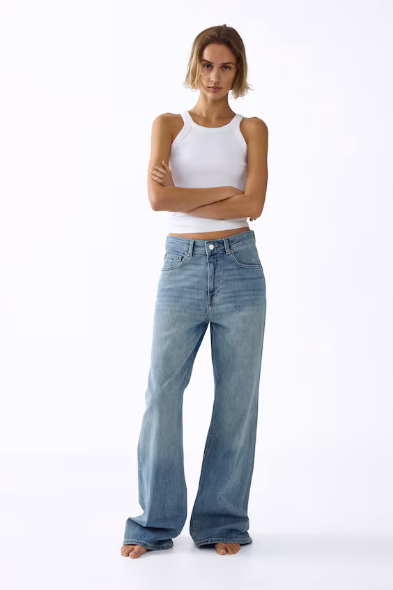Джинсы с высокой посадкой и широкими штанинами