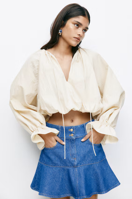 Джинсовая мини-юбка со встречным оборком