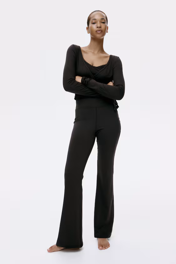 Брюки с расклешенными штанинами из мягкого трикотажа