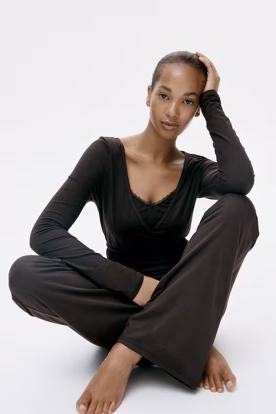 Брюки с расклешенными штанинами из мягкого трикотажа