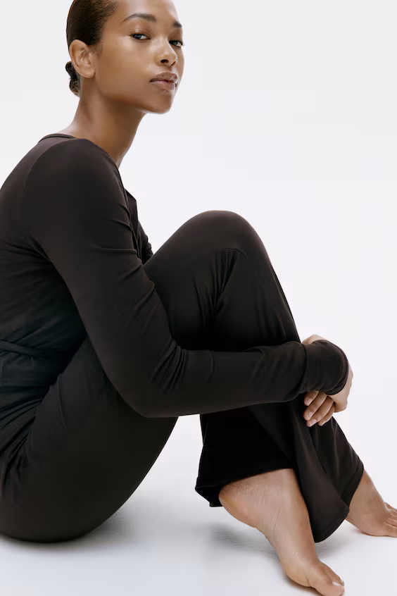 Брюки с расклешенными штанинами из мягкого трикотажа